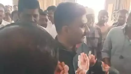 ధర్మవరం మాజీ ఎమ్మెల్యే కేతిరెడ్డి ఇంటికి శనివారం భారీగా చేరుకున్న వైకాపా నాయకులు కార్యకర్తలు.