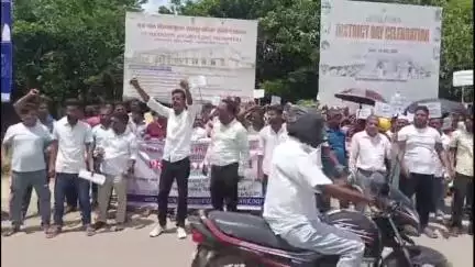 বালিজানা: চহৰৰ বিঅচিৰ পৰা আমছুৰ গোৱালপাৰা জিলা সমিতিৰ উদ‍্যোগত উচ্ছেদৰ বিৰুদ্ধে বিশাল প্ৰতিবাদী সমদল উলিওৱা হয়