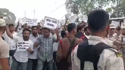 মৰিগাঁও: লাহৰীঘাটত আমছুৰ প্ৰতিবাদী কাৰ্যসূচীত উত্তপ্ত পৰিস্থিতি, আৰক্ষী আৰু আমছু কৰ্মীৰ খণ্ডযুদ্ধ, ৰাজপথতে স্মাৰকপত্ৰ প্ৰদান