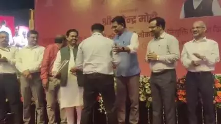 जूनियर टेक्नीशियन के पद पर चयनित श्रवणबाधित दिव्यांग को नियुक्ति पत्र प्रदान करते माननीय केंद्रीय राज्य मंत्री श्री बी एल वर्मा