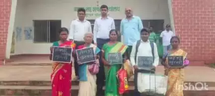 खूंटपानी: मुख्यमंत्री पशुधन विकास योजना के तहत खूंटपानी में 40 लाभार्थियों को बतख चूजों का वितरण
