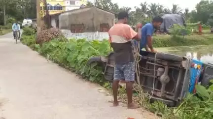 মথুরাপুর ২: পাইকপাড়া এলাকায় নিয়ন্ত্রণ হারিয়ে টোটো গাড়ি উল্টে  আহত ওই টোটো চালক