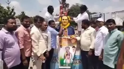 మెదక్: ముఖ్యమంత్రి రేవంత్ రెడ్డి చిత్రపటానికి పాలాభిషేకం చేసిన కాంగ్రెస్ పార్టీ నాయకులు