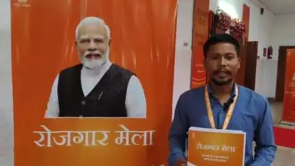 वाराणसी में आयोजित रोज़गार मेला के अवसर पर सरकारी नौकरी में नियुक्ति पत्र प्राप्त करने के बाद अनुभव साझा करते हुए चयनित अभ्यार्थी।