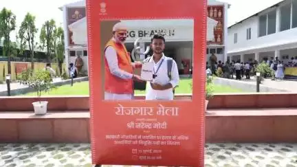 গুৱাহাটী ৰোজগাৰ মেলাত নিযুক্তি পত্ৰ গ্ৰহণ কৰি উৎফুল্লিত প্ৰার্থী