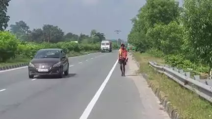 জলপাইগুড়ি: গোমাতাকে রাষ্ট্রীয় মর্যাদার দাবিতে ১৮০০ KM পায়ে হেঁটে কামাখ্যা দর্শন,জলপাইগুড়িতে দেখা মিললো মধ্যপ্রদেশের যুবকের