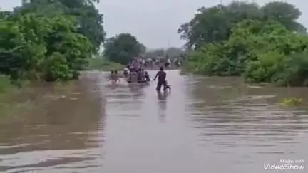 बेगमगंज: बारिश से बीना नदी उफान पर, लोगों ने चार पहिया ठेले पर बाइक रखकर नदी पार करने का जोखिम भरा तरीका खोजा
