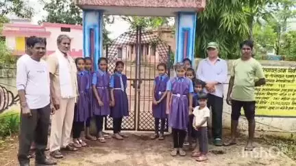 धमधा: शिक्षक की मांग को लेकर ग्राम मुड़पार में सरकारी स्कूल पर जड़ा ताला, ग्रामीणों ने शनिवार सुबह जताई नाराजगी #jansamasya