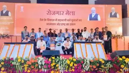 लखनऊ में आयोजित 16वे रोजगार मेला कार्यक्रम में मुख्य अतिथि श्री पंकज चौधरी, मा. केंद्रीय वित्त राज्य मंत्री द्वारा नियुक्ति पत्र वितरित किये गए। 
#Rozgar Mela