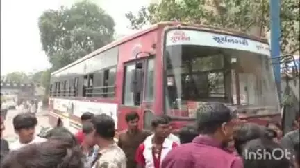 કતારગામ: સહારા દરવાજા ખાતે એસટી બસના ચાલકે ચાર જેટલા બાઈક ચાલકોને અડફેટે લેતા અકસ્માત સર્જ્યો.