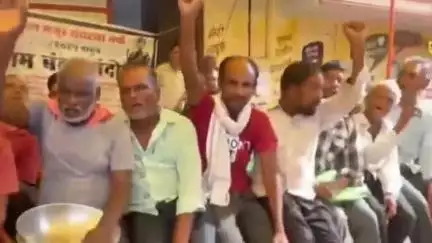 मोहाडी: थकित वेतन व विविध मागण्या संदर्भात मोहाडी नगरपंचायत कामगारांचे भिक मागो आंदोलन