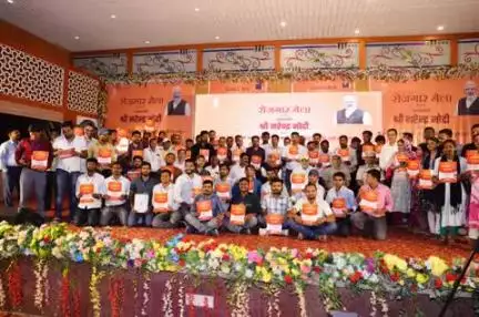 आज रोजगार मेला के तहत समस्तीपुर में एक भव्य कार्यक्रम का आयोजन हुआ जिसमें माननीय प्रधानमंत्री श्री नरेंद्र मोदी द्वारा वीडियो कॉन्फ्रेंसिंग के माध्यम से देश भर के चयनित 51हजार अभ्यर्थियों को नियुक्ति पत्र वितरित किए गए।