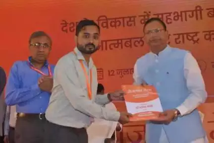 लखनऊ में आयोजित 16वे रोजगार मेला कार्यक्रम में मुख्य अतिथि श्री पंकज चौधरी, मा. केंद्रीय वित्त राज्य मंत्री द्वारा नियुक्ति पत्र वितरित किये गए