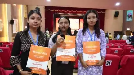 গুৱাহাটী ৰোজগাৰ মেলাত নিযুক্তি পত্ৰ গ্ৰহণ কৰি উৎফুল্লিত প্ৰার্থী