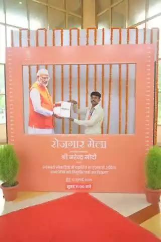 लखनऊ में आयोजित 16वे  रोजगार मेला में सेल्फी लेते हुए
#Rozgar Mela