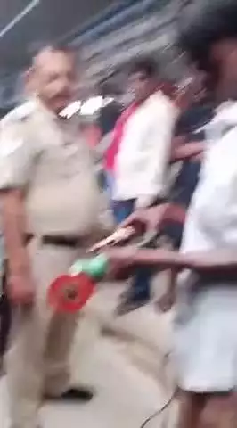 दतिया नगर: दतिया स्टेशन पर मालगाड़ी से चावल उतारते समय मजदूर का पैर फंसा, बोगी का गेट काटकर निकाला गया