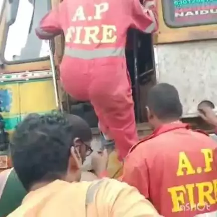 గోట్లాం రోడ్డు ప్రమాదంలో లారీ క్యాబిన్ లో ఇరుక్కున్నా డ్రైవర్ గాయాలు రక్షించిన ఫైర్ సిబ్బంది కేసు నమోదు చేసిన పోలీసులు