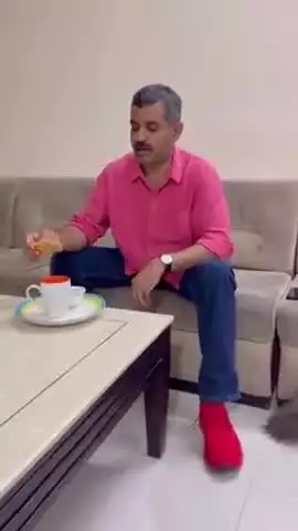 घर पर फैन और चाय का आनंद लेते हुए।