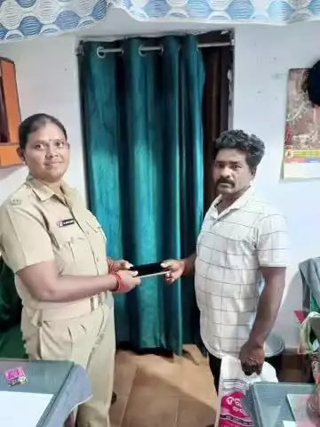 ପୁରୀ ମ୍ୟୁନିସିପାଲଟି: ସମୁଦ୍ରକୂଳ ଅଞ୍ଚଳ ରେ ହଜିଯାଇଥିବା ମୋବାଇଲ କୁ ଉଦ୍ଧାର କରି ମଲିକ ଙ୍କୁ ଫେରସ୍ତ କରିଛି ସମୁଦ୍ରକୂଳ ଥାନା ପୋଲିସ l