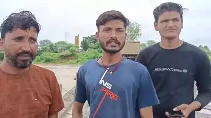 सड़कों पर छोटे-छोटे गड्ढे की वजह से आए दिन हो रहे सड़क हादसे