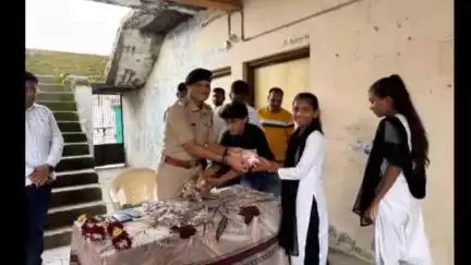 હાલોલ: કજરી કન્યાશાળા તેમજ ઉત્તર બુનિયાદી શાળા ખાતે ગૌરીવ્રત નિમિતે કુવારિકાઓને DYSP વીજે રાઠોડના હસ્તે ડ્રાયફ્રુટ આપવામા આવ્યુ