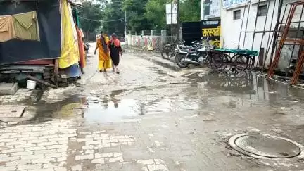 वार्ड न 65 टैगोर टाउन के फतेहपुर बिछुआ मे 15-20 दिनों से सीवर जाम/बह रहा हैं जे. ई साधना मैडम से कहा गया सफाई नहीं हुई