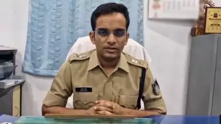 पुलिस अधीक्षक छतरपुर श्री अगम जैन की अपील-
सतर्क रहें, जल भराव वाले क्षेत्र में ना जाएं। रपटा, पुलिया के ऊपर से पानी तेज बहाव से निकल रहा हो, पार ना करें। पर्यटन क्षेत्र जैसे झरने में जाते समय सावधानी बरतें, मोबाइल से सेल्फी, रील्स जैसी लाप