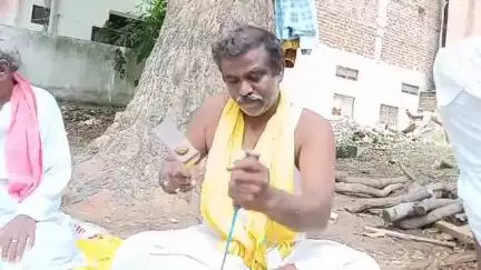 నిజామాబాద్ సౌత్: ఈనెల 13న నగరంలో ఊర పండుగ సందర్భంగా, అమ్మవారి ప్రతిమల తయారీలో నిమగ్నమైన వడ్రంగులు