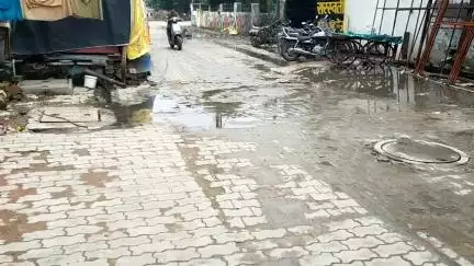 कई बार जे ई साहब से कहने के बाद भी सीवर लाइन की सफाई नहीं हो रही हैं।