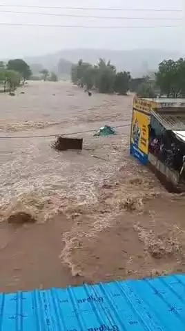 ग्राम झमटुली में आफत की बारिश, सड़क किनारे राखी तेज बहाव में गुमटियां बही ।