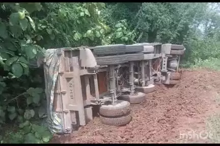 ଆଠମଲ୍ଲିକ: ଡେବେରl ପାଲି ରାସ୍ତା କଡରେ ଉଲଟି ପଡିଲା ଟ୍ରକ , ଦୁଇ ଗୁରୁତର 
 କଟକ ସମ୍ବଲପୁର ୫୫ ନମ୍ବର ଜାତୀୟ ରାଜପଥ ର ହଣ୍ଡପା ଥାନା ଡେବେରାପାଲି ନିକଟରେ