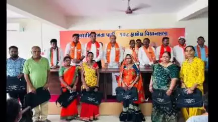 હાલોલ: હાલોલ ભાજપા કાર્યાલય ખાતે ધારાસભ્ય જયદ્રથસિંહ પરમારની ઉપસ્થિતિમાં નવનિયુક્ત સરપંચોનો સત્કાર સમારોહ યોજાયો
