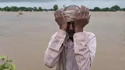 रोते किसान, ब्रेकिंग छतरपुर, मूसलाधार बारिश से किसानों की फसले हुई चौपट, छतरपुर में लगातार दो दिनों से हो रही मूसलाधार बारिश,ग्राम झमटुली, रमपुर, ओटा पुरवा, सलैया गांव में किसानों की फसलें हुई चौपट,फासले चौपट होने से रोते नजर आए किसान,