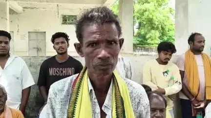 କଣ୍ଟାବାଞ୍ଜି: ଝରିଆଲ ଠାରେ ଶ୍ରମିକ ମାନେ ସାମ୍ବାଦିକ ସମ୍ମିଳନୀ କରି ପ୍ରତିକ୍ରିୟା ରଖିଲେ ଶ୍ରମିକ ଟଙ୍କଧର ଯାନୀ