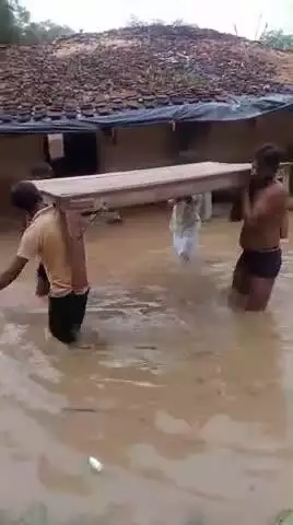 चित्रकूट जिले व्यास बना नदी का रौद्र रूप पूरे गांव को डूबा दिया गांव के लोग घर को छोड़कर बाहर जा रहे हैं सब लोग प्रॉब्लम
