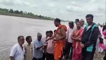 शिरोळ: महापूर रोखण्यासाठी नृसिंहवाडी येथे दत्त चरणी कृष्णामाईला साकडे, प्रशासनाने आलमट्टीचा पाणी साठा योग्य ठेवावा