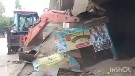 राजनांदगांव: शहर के पुराना बस स्टैंड के पास फ्लाईओवर के नीचे नगर निगम की टीम ने हटाया अतिक्रमण