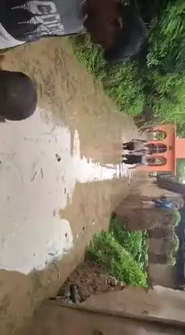 नदी का रूद्र रूप पैस्नी नदी का रौद्र रूप पूरे गांव को इस तरह चपेट पर लिया है कि लोगों के घर में  पानी ही पानी दिख रहा है