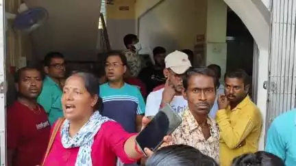 কৃষ্ণনগর ১: চিকিৎসার গাফিলতিতে রোগী মৃত্যুর অভিযোগ,গতকালকের পর আজ ফের নার্সিংহোম চত্বরে উত্তেজনার সৃষ্টি,ঘটনাস্থলে পুলিশ