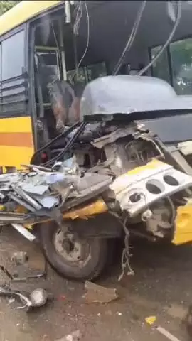 फुलेरा मु. सांभर: बिंदायका के निंमेडा मुकुंदपुरा लिंक रोड पर तेज रफ्तार डंपर ने स्कूल बस को मारी टक्कर, बस का आगे का हिस्सा क्षतिग्रस्त