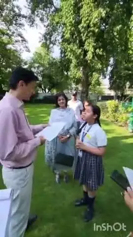हल्द्वानी: हल्द्वानी के कैंप ऑफिस में कुमाऊं कमिश्नर दीपक रावत के समक्ष स्कूल की बच्ची ने जामुन के पेड़ को संरक्षित करने की बात कही