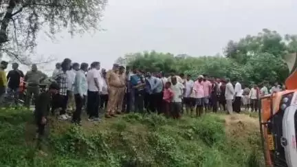 बदलापुर: महराजगंज में पास लेने के चक्कर में अनियंत्रित होकर बस गड्ढे में पलटी, सभी यात्री सुरक्षित