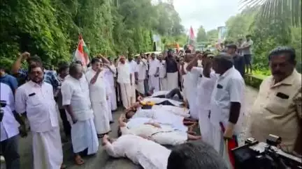 ദേവികുളം: ദേശീയപാത 85-ന്റെ നിർമ്മാണ പ്രതിസന്ധി, യൂത്ത് കോൺഗ്രസ് അടിമാലി വാളറയിൽ ശയനപ്രദക്ഷിണ സമരം നടത്തി
