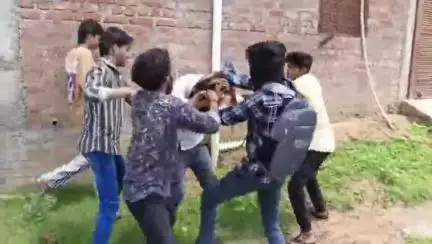 राठ: राठ नगर के सैना रोड पर सीमेंट की दुकान के मुनीम का अपहरण कर की गई मारपीट, ₹45 हजार छीनने का आरोप, मारपीट का वीडियो वायरल