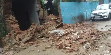 पोरसा: पोरसा:अनुपयोगी पोरसा सरकारी मिडिल स्कूल की दीवार गिरी, हादसा टला