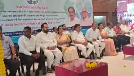 વડોદરા દક્ષિણ: જળસંચય અંતર્ગત 128 સ્થળે રિચાર્જ વેલ બનાવવાની કામગીરીનું ખાતમુર્હુત ગોરવા વિસ્તાર માં કેન્દ્રીય મંત્રીના હસ્તે કરાયું