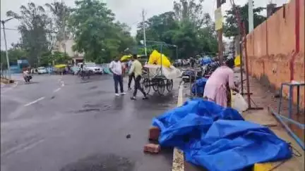 सागर नगर: नगर निगम की अतिक्रमण टीम ने डिग्री कॉलेज के पास सड़क किनारे लगे अस्थाई ठेलों को हटाया