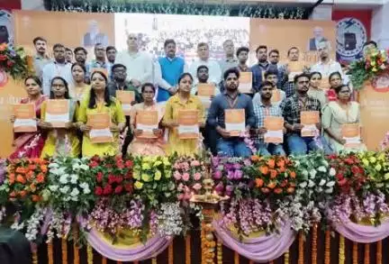 माननीय प्रधानमंत्री श्री #narendramodi जी द्वारा आज #RozgarMela के तहत वीडियो कॉन्फ्रेंसिंग के माध्यम से सरकारी विभागों में चयनित 51,000 से अधिक अभ्यर्थियों को नियुक्ति पत्र सौंपे गए |