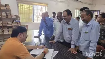 ଭଟଲି: ଭଟଲି ସ୍ଥିତ ବିଜେପି କାର୍ଯ୍ୟାଳୟରେ ଆଜି ବିଭିନ୍ନ ଗ୍ରାମରୁ ଆସିଥିବା ଜନସାଧାରଣଙ୍କ ସମସ୍ୟାର ଜନଶୁଣାଣୀ କଲେ ଭଟଲୀ ବିଧାୟକ