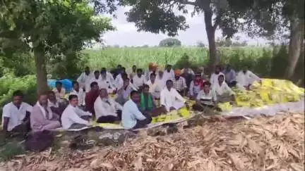 पुवायां: बिजली की समस्या को लेकर भारतीय किसान यूनियन ने किया धरना प्रदर्शन, सौंपा ज्ञापन